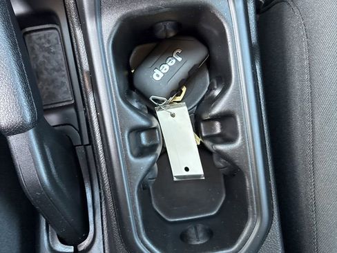 Used 2022 Jeep Gladiator Sport image 35