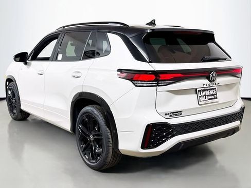 New 2026 Volkswagen Tiguan SE R-Line image 3