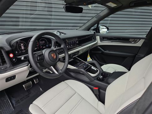 New 2026 Porsche Cayenne GTS image 4