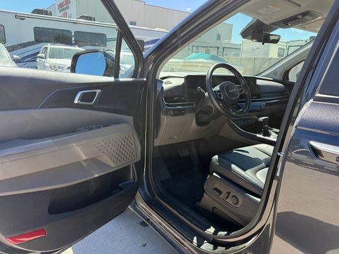 Used 2025 Kia Carnival FWD image 10