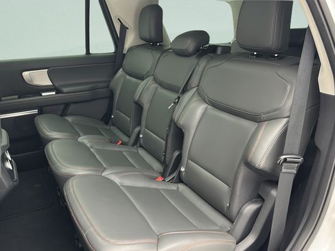 Used 2025 Ford Expedition Active AWD/4WD image 10