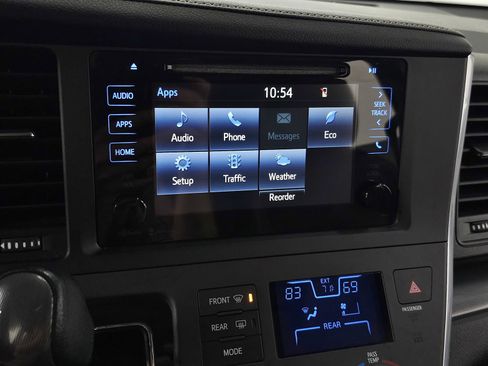 Used 2015 Toyota Sienna SE FWD image 22