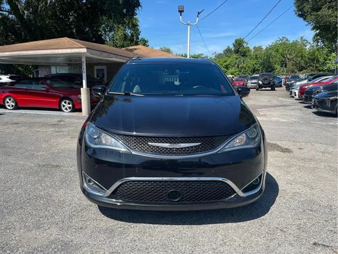 Used 2020 Chrysler Pacifica Touring-L FWD image 2