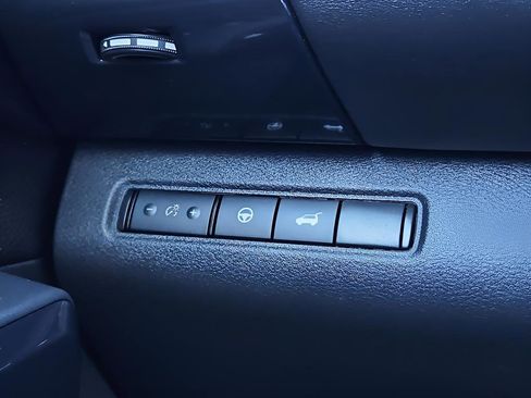 Used 2025 Nissan Pathfinder SV image 15