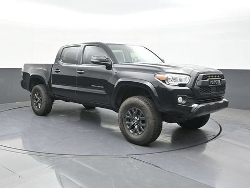 Used 2022 Toyota Tacoma SR5 w/ Technology Package AWD/4WD image 18