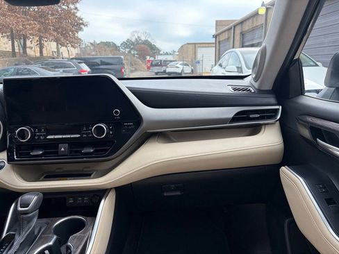 Used 2024 Toyota Highlander Limited image 37