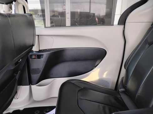 Used 2022 Chrysler Pacifica Touring-L image 16