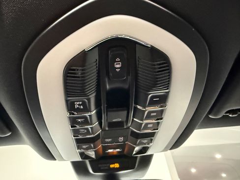 Used 2017 Porsche Macan GTS AWD/4WD image 36