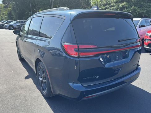 Used 2025 Chrysler Pacifica Limited FWD image 7