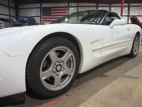 Used 1998 Chevrolet Corvette Coupe RWD image 32