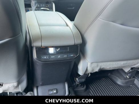 Used 2022 Toyota Highlander XLE FWD image 26