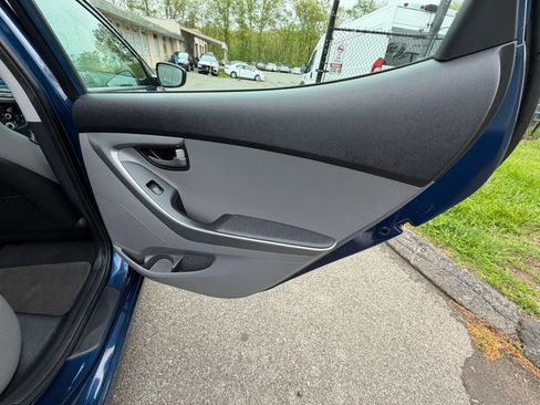 Used 2015 Hyundai Elantra SE FWD image 17