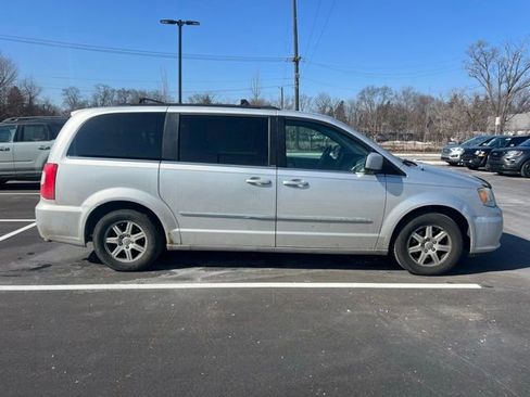 Used 2011 Chrysler Town & Country Touring FWD image 3