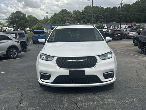 Used 2023 Chrysler Pacifica Touring-L FWD image 2