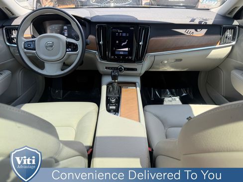 Used 2021 Volvo S90 T6 Momentum image 2