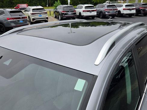 Used 2023 Volkswagen Taos SE w/ Panoramic Sunroof Package FWD image 11