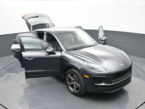 Certified 2025 Porsche Macan AWD/4WD image 32