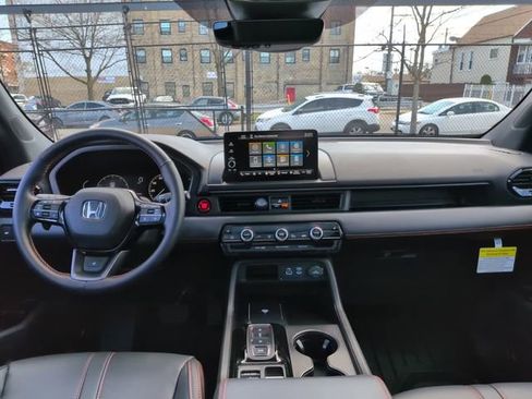 Used 2025 Honda Pilot TrailSport image 11