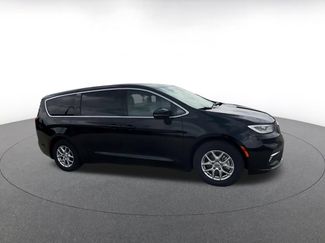 Used 2025 Chrysler Pacifica Select FWD video 2