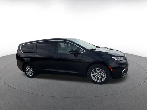 Used 2025 Chrysler Pacifica Select FWD image 2