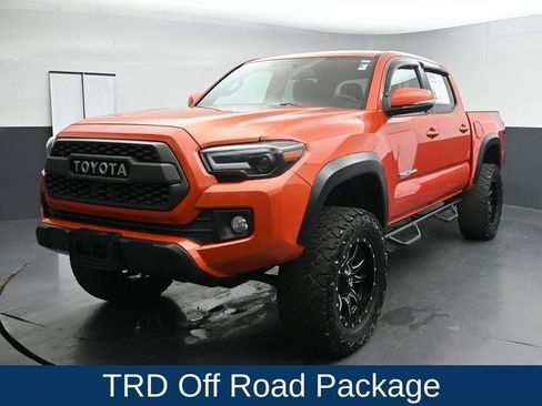 Used 2017 Toyota Tacoma TRD Off-Road w/ Tow Package (A/T) image 5