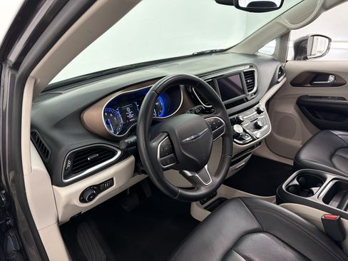 Used 2018 Chrysler Pacifica Touring-L FWD image 4