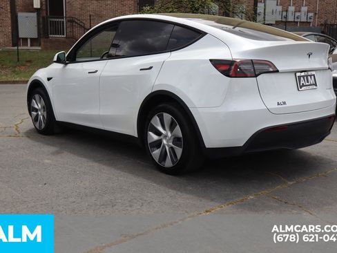 Used 2023 Tesla Model Y AWD image 9