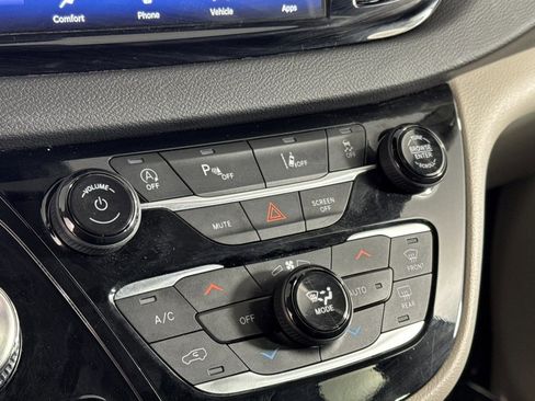 Used 2024 Chrysler Pacifica Touring-L image 18