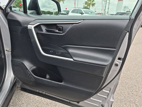Used 2020 Toyota RAV4 LE FWD image 31