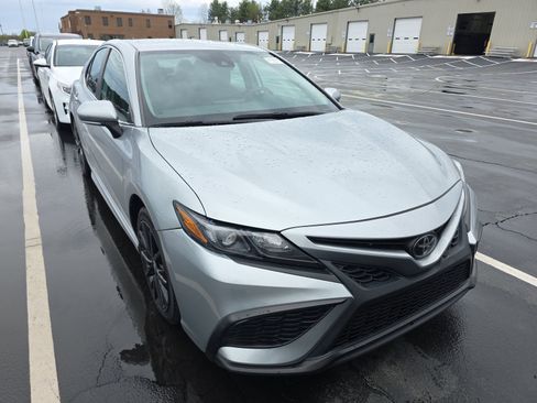 Used 2023 Toyota Camry SE image 2