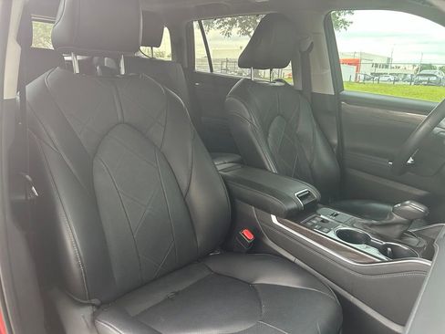 Used 2024 Toyota Highlander Platinum FWD image 16