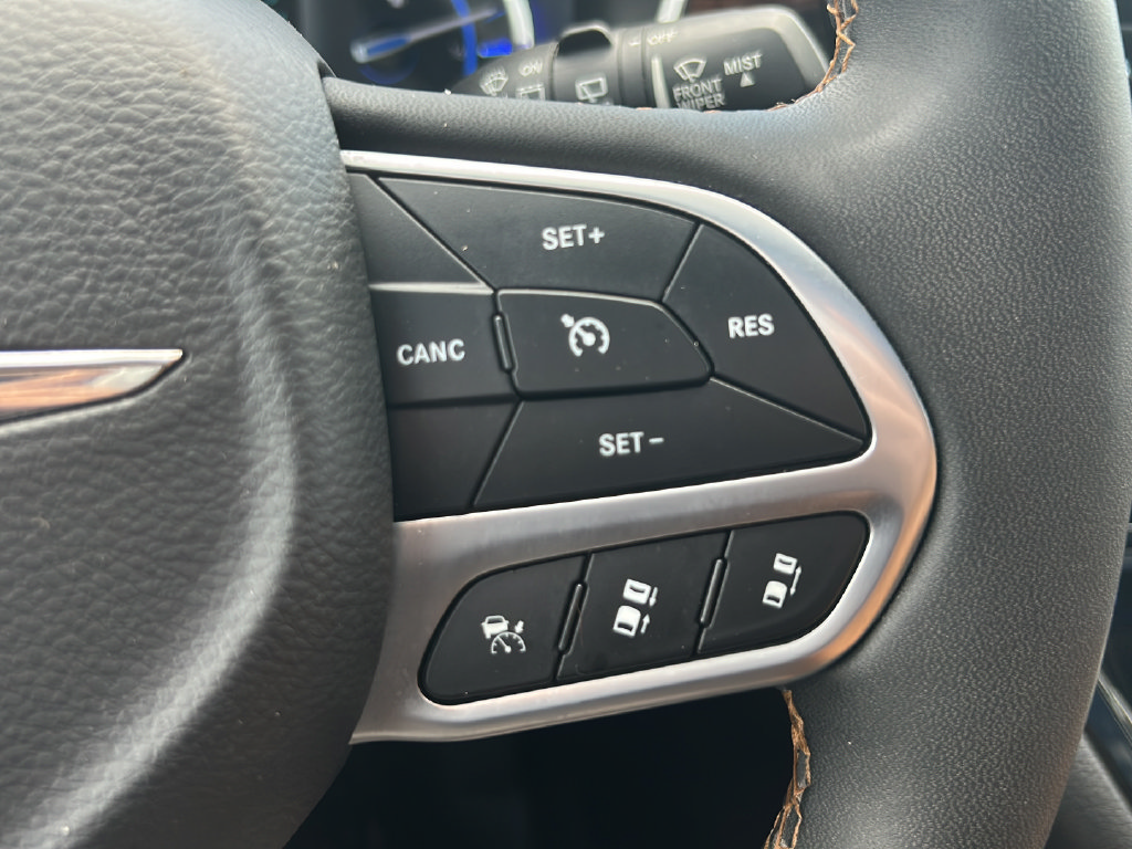 Used 2023 Chrysler Pacifica Pinnacle FWD image 27