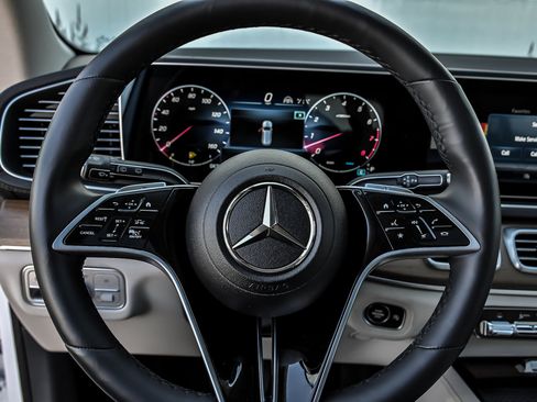 Used 2024 Mercedes-Benz GLS 450 4MATIC image 27