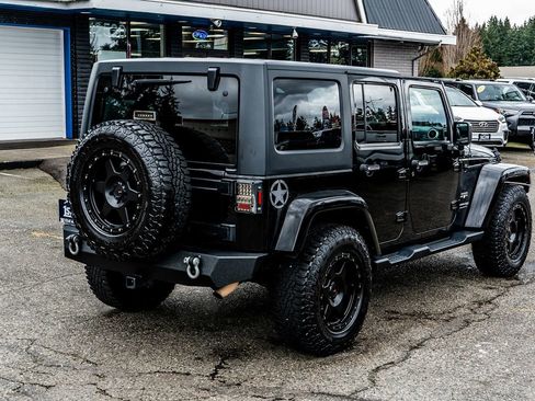 Used 2018 Jeep Wrangler Unlimited Sahara w/ Connectivity Group AWD/4WD image 17