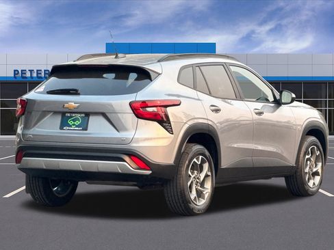 Certified 2025 Chevrolet Trax LT FWD image 4