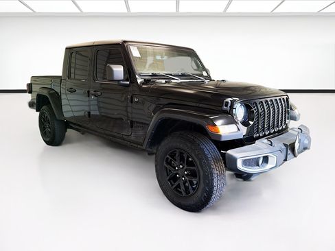 Used 2023 Jeep Gladiator Sport AWD/4WD image 3