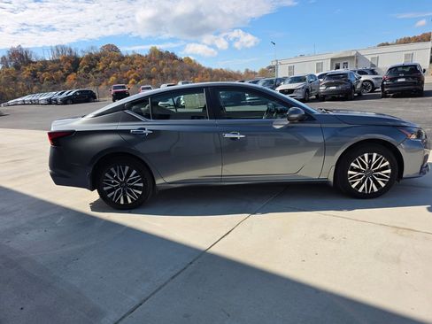 Used 2023 Nissan Altima 2.5 SV w/ SV Premium Package image 4