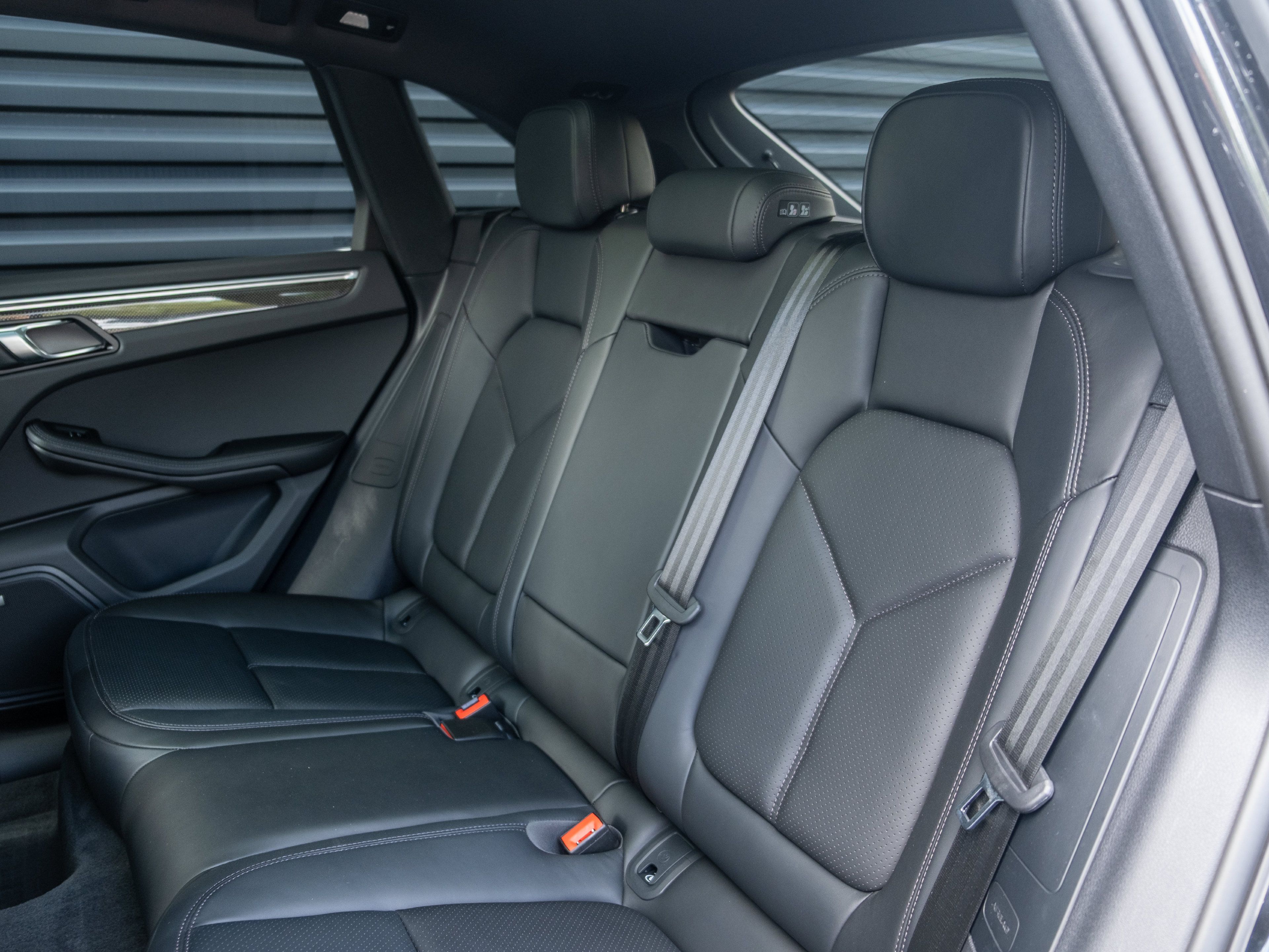 Used 2023 Porsche Macan AWD/4WD image 36