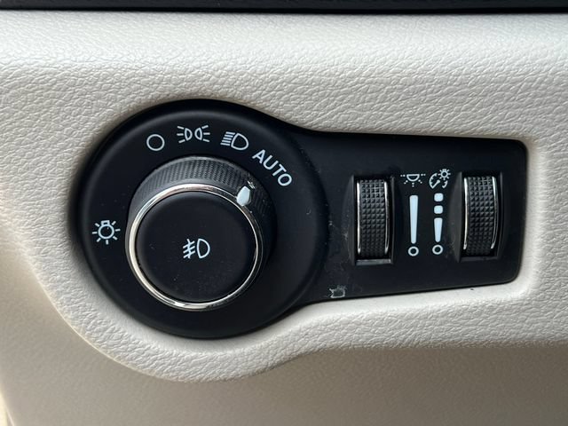 Used 2023 Chrysler Pacifica Touring-L FWD image 17