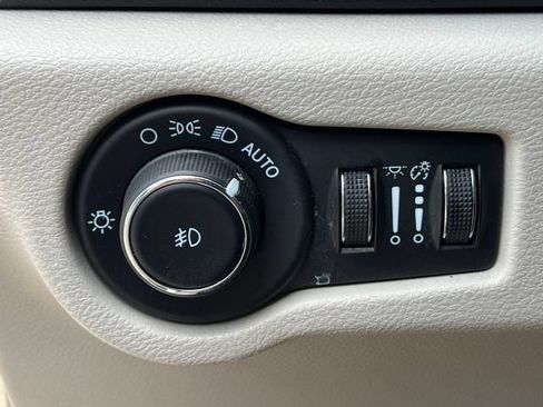 Used 2023 Chrysler Pacifica Touring-L FWD image 17