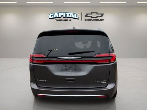 Used 2023 Chrysler Pacifica Limited image 4
