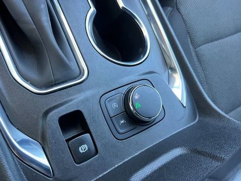 Used 2023 Chevrolet Traverse LT image 40