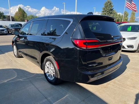 Used 2026 Chrysler Pacifica Select FWD image 4