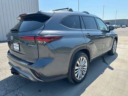 Used 2024 Toyota Highlander Platinum AWD/4WD image 5