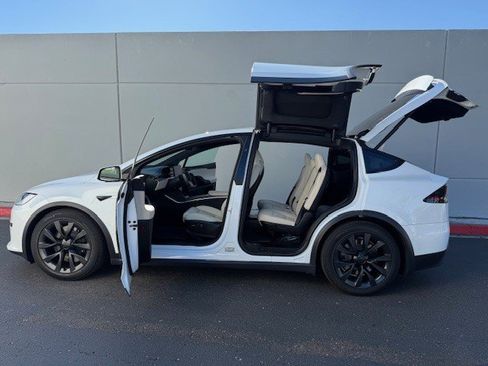 Used 2022 Tesla Model X image 18