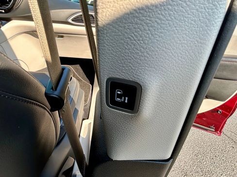 Used 2020 Chrysler Pacifica Touring-L image 25