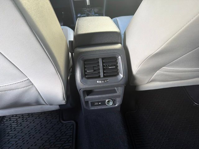 Used 2020 Volkswagen Tiguan SE w/ Panoramic Sunroof Package AWD/4WD image 16