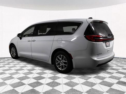 Used 2023 Chrysler Pacifica Touring-L image 10