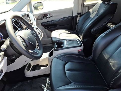 Used 2023 Chrysler Pacifica Touring-L FWD image 17