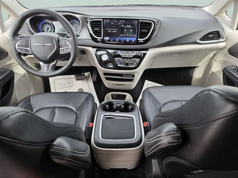 Used 2024 Chrysler Pacifica Touring-L FWD image 18